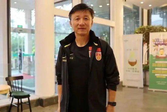 ……翌日一早，唐四海便将费可欣一行人入境时留下的所有资料都发给了叶辰。